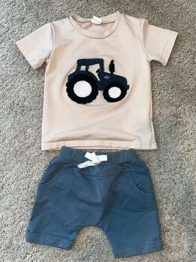 🚜Toddler Beige Tractor Tee w/ Blue Shorts Set